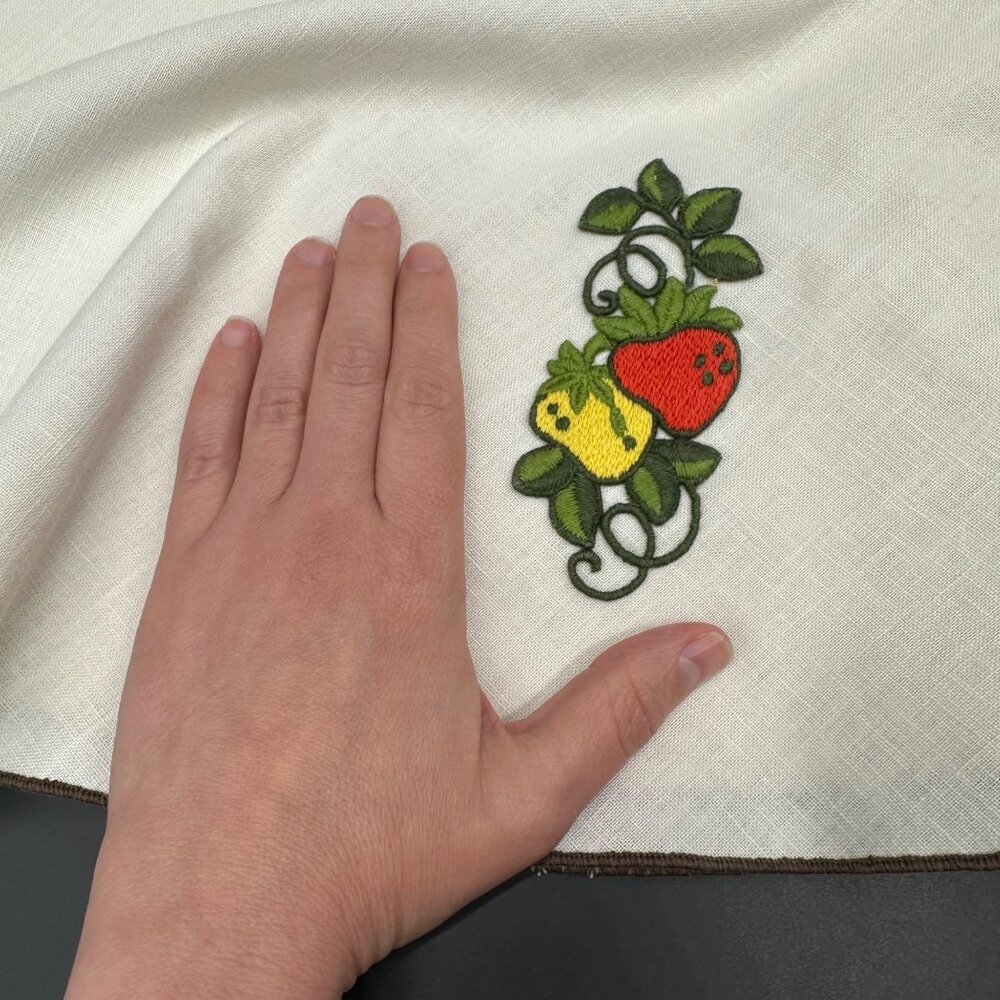 Vintage Oval Tablecloth 1970s Cream Embroidered Strawberry Patches Red Yellow - Picture 5 of 7